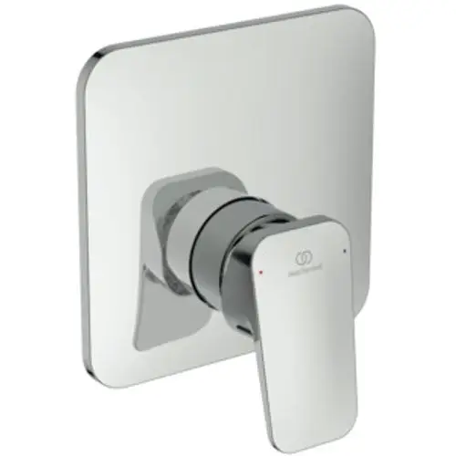 Brausearmatur in verchromtem Finish von Ideal Standard, mit einem quadratischen Wandpaneel und einem ergonomischen Hebel, der eine einfache Steuerung ermöglicht.